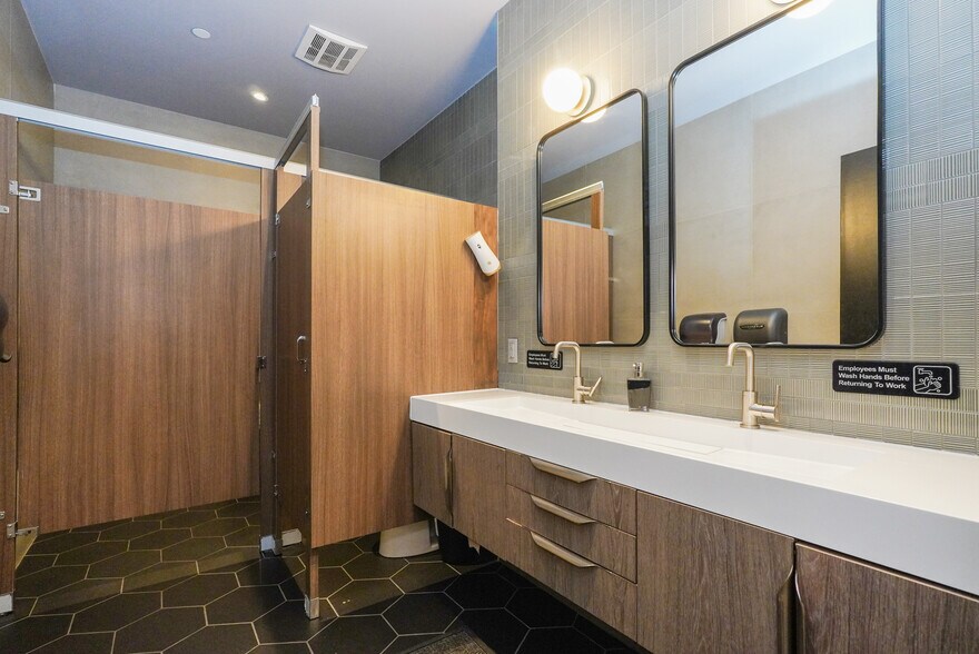 More Photos Of 933-939 Richmond Ave, Staten Island Freestanding For Sale