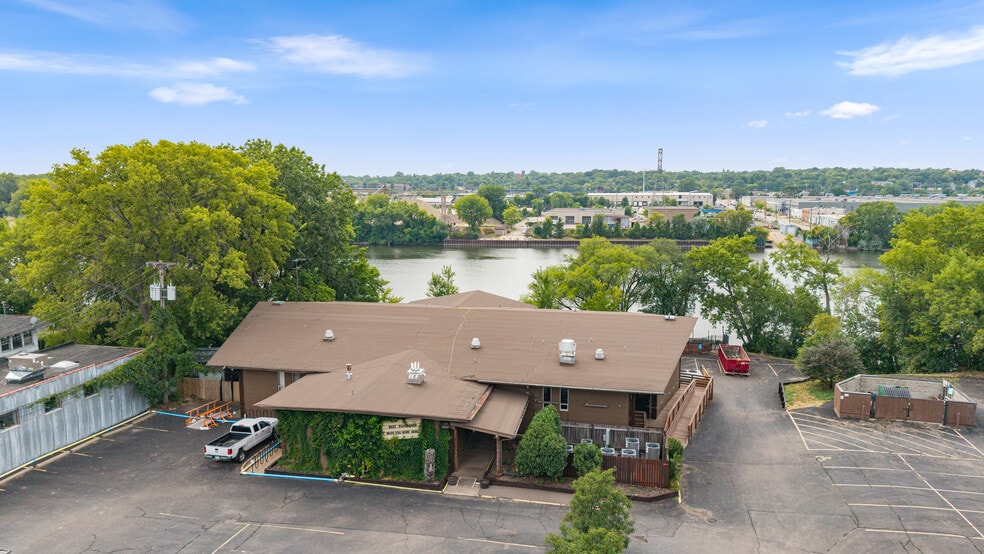 More Photos Of 1900 & 1924 Marshall St NE, Minneapolis Restaurant For Sale