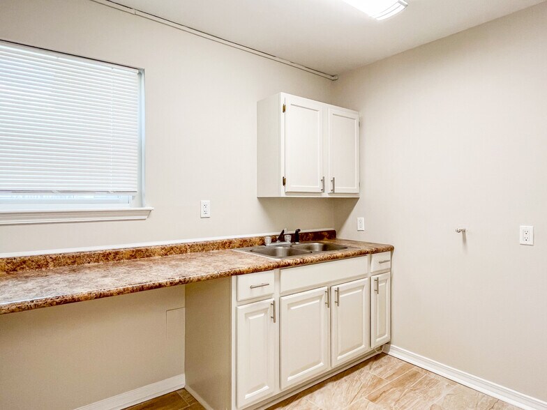 More Photos Of 5917 Jones Creek Rd, Baton Rouge Office For Sale