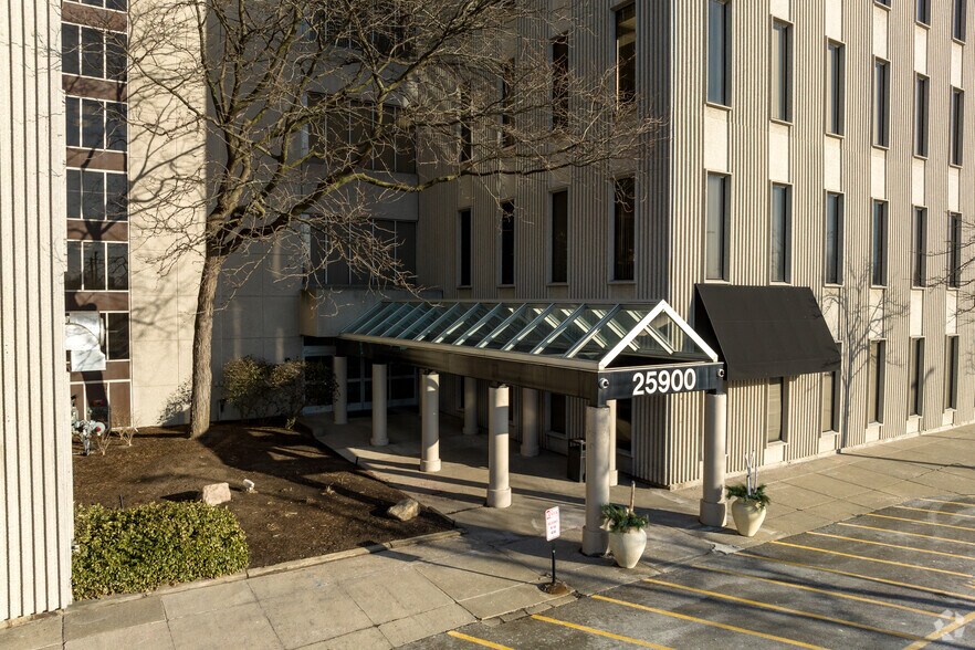 More Photos Of 25900 Greenfield Rd, Oak Park Office For Lease