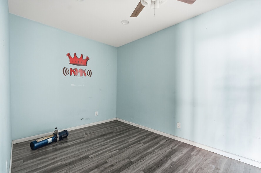 More Photos Of 30 Catlin Ave, Roosevelt Flex For Sale