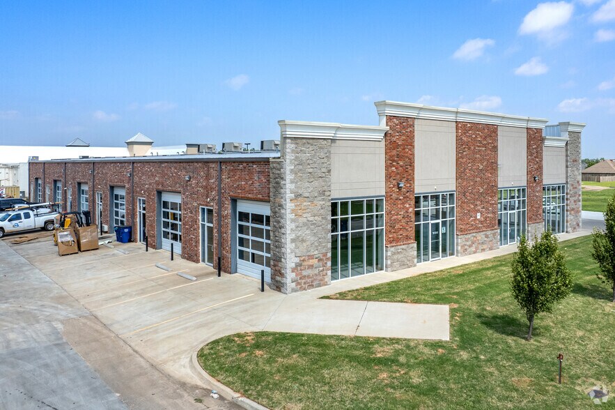 More Photos Of 317 N Trade Center Ter, Mustang General Retail For Lease