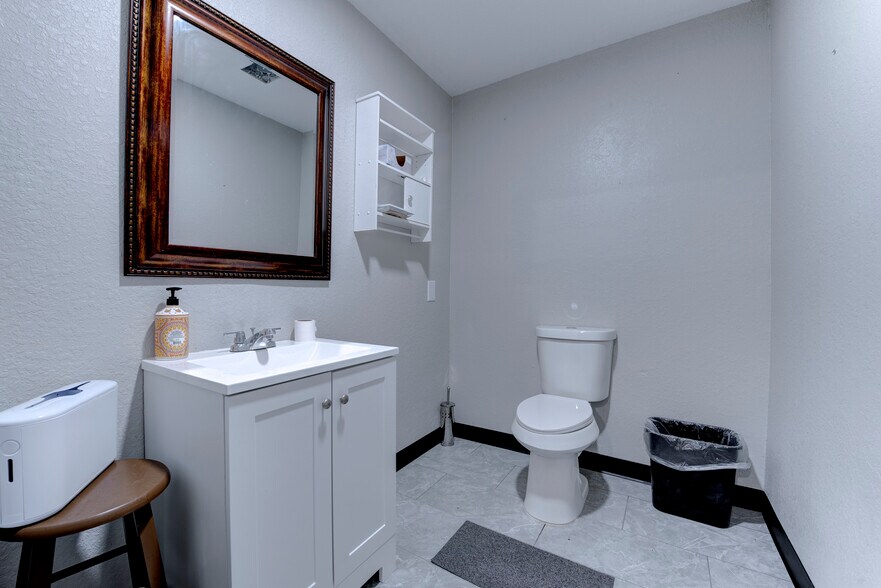 More Photos Of 4230 E FM 1462 Rd, Rosharon Storefront Retail Office For Lease