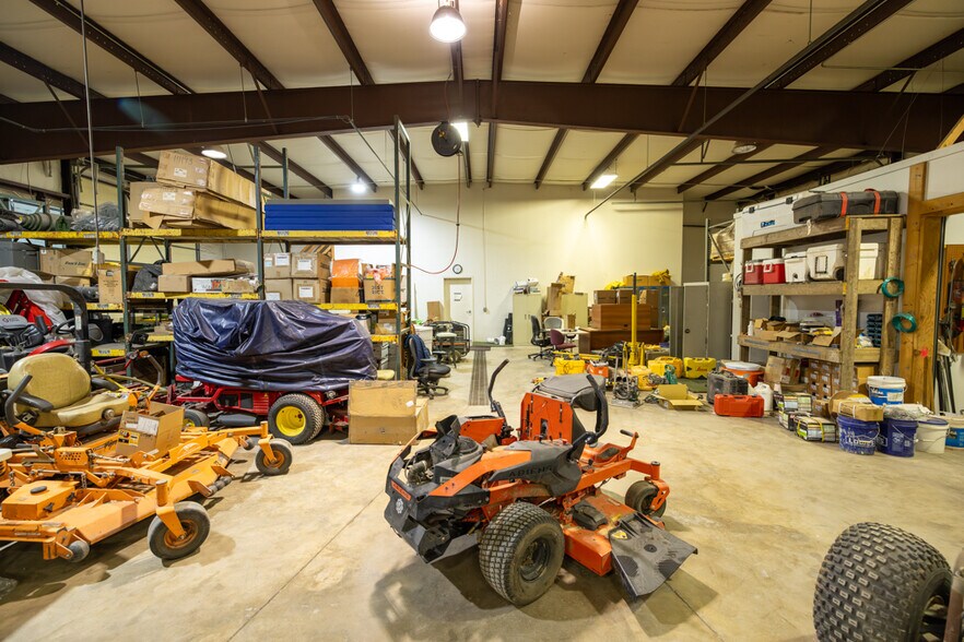 More Photos Of 1621 Se Summit St, Lee's Summit Light Distribution For Lease