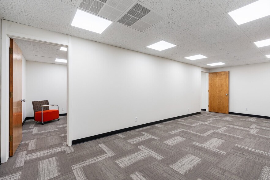 More Photos Of 702 N Thompson St, Conroe Office For Lease