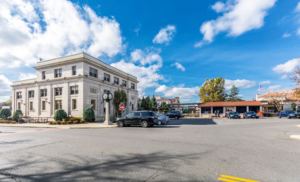 More Photos Of 3-7 Pondfield Rd, Bronxville Storefront Retail Office For Lease