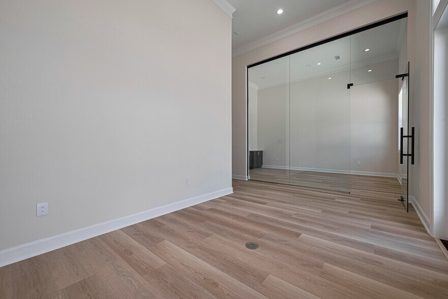 More Photos Of 1325 Main St, Katy Office Residential For Lease