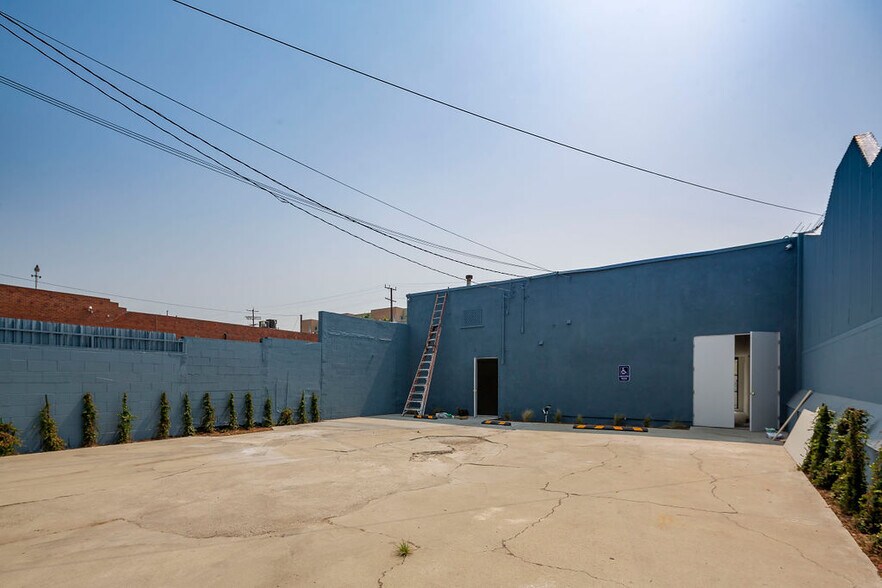 More Photos Of 2131 W Jefferson Blvd, Los Angeles Office For Lease