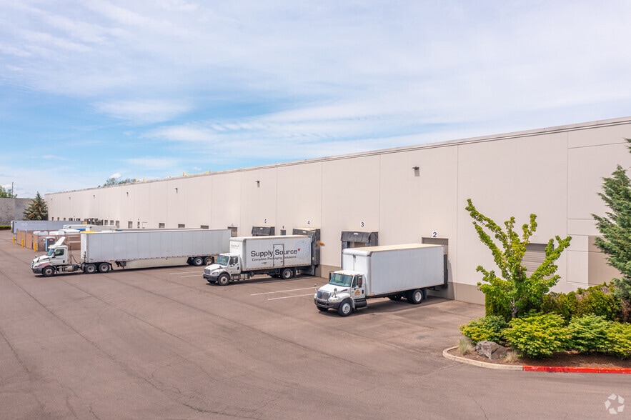 More Photos Of 12402 SE Jennifer St, Clackamas Warehouse For Lease