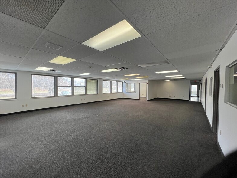 More Photos Of 8300 Dow Cir, Strongsville Light Distribution For Lease