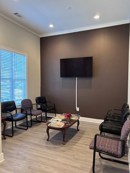 More Photos Of 247 River Park North Dr, Woodstock Medical For Sale