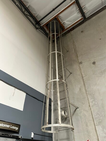 More Photos Of 21130 Centre Pointe Pky, Santa Clarita Warehouse For Lease