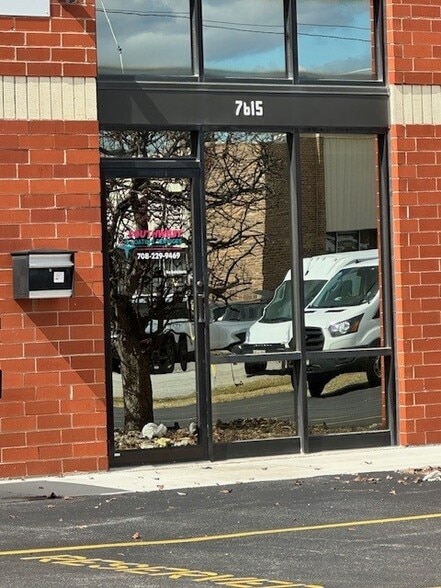 Primary Photo Of 7615 W 100th Pl, Bridgeview Warehouse For Lease