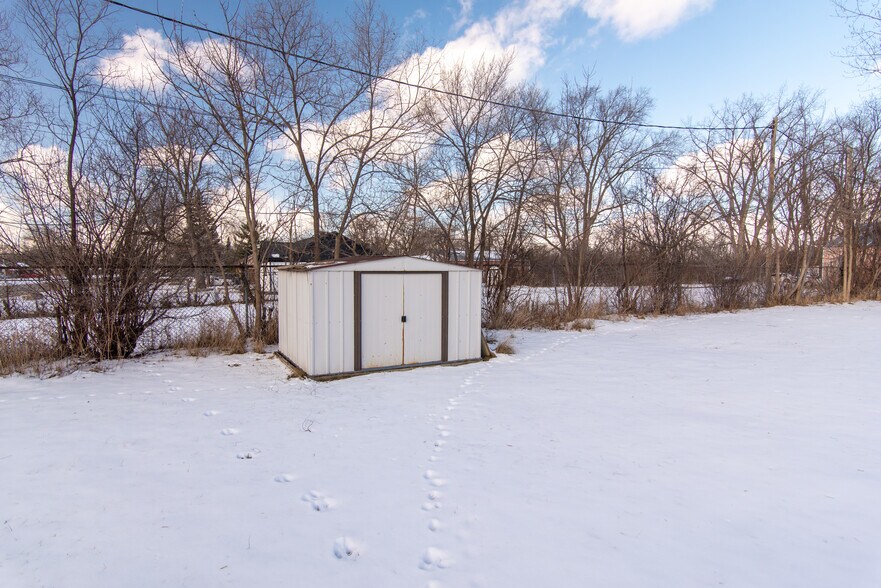 More Photos Of 285 S Outer Dr, Saginaw Restaurant For Sale