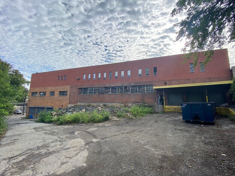 More Photos Of 144 E Kingsbridge Rd, Mount Vernon Warehouse For Lease