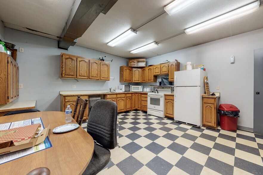 More Photos Of 1920 Wi-35, Somerset Auto Salvage Facility For Lease