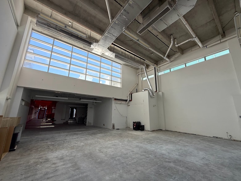 More Photos Of 909 Collins Ave, Miami Beach Restaurant For Sale