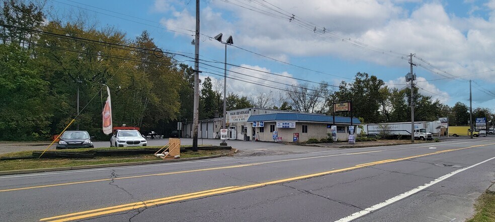 More Photos Of 700 E Main St, Plymouth Freestanding For Lease