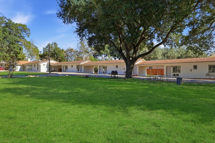 More Photos Of 1016 N Ave E, Shiner Hotel For Sale