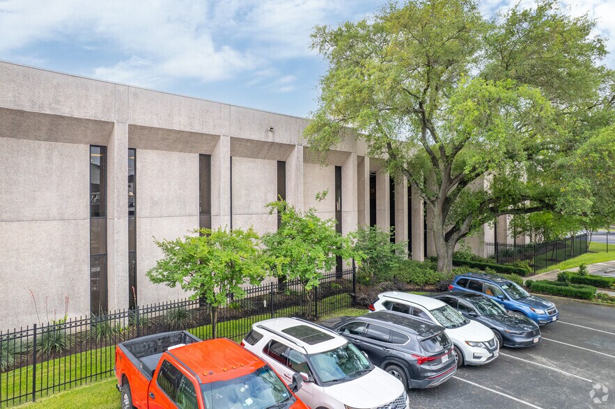 More Photos Of 8945 Long Point Rd, Houston Office For Sale