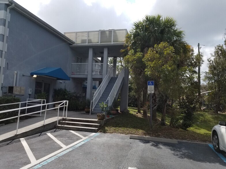 More Photos Of 3570-3590 Bayshore Dr, Naples Storefront Retail Residential For Lease