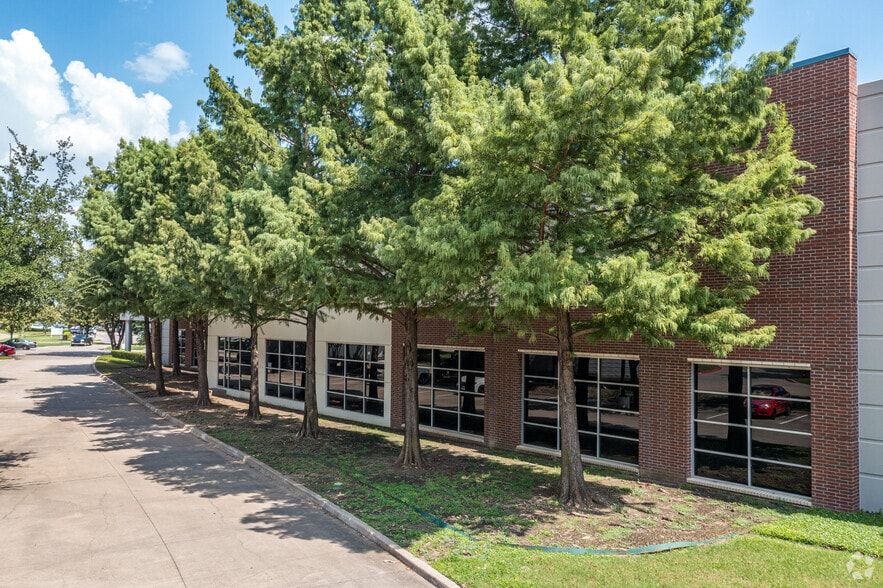 More Photos Of 1645 Wallace Dr, Carrollton Warehouse For Lease