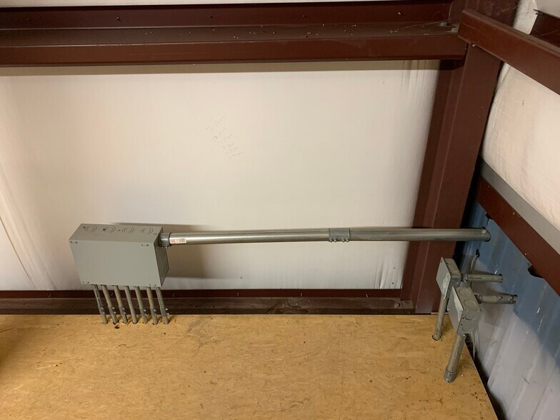 More Photos Of 5424 W Oak St, Palestine Showroom For Lease