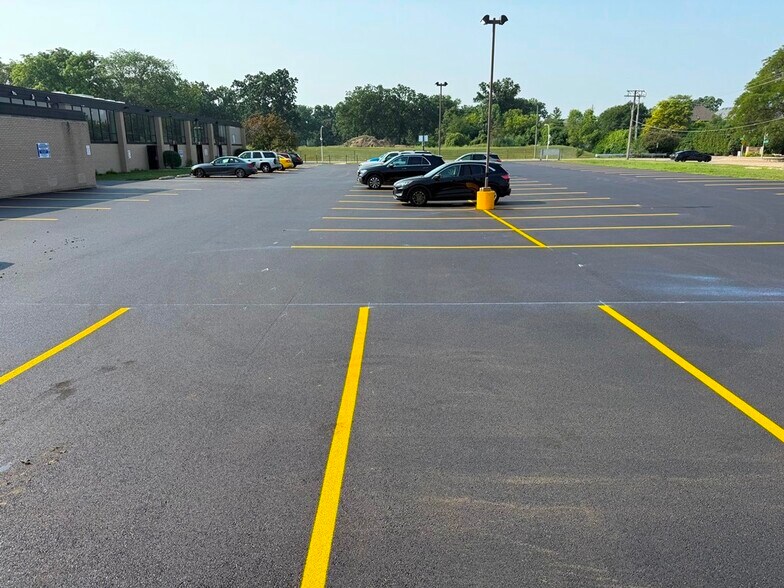 More Photos Of 4242 W Bryn Mawr Ave, Chicago Manufacturing For Lease