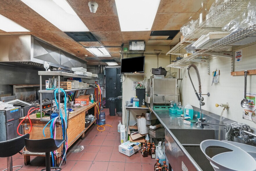 More Photos Of 727 Cranston St, Providence Bar For Sale