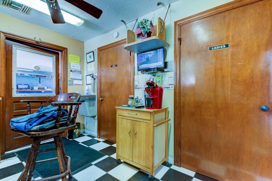 More Photos Of 600 Saint Petersburg Dr E, Oldsmar Auto Repair For Sale