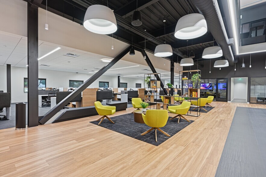 More Photos Of 15505 Wright Brothers Dr, Addison Office For Lease
