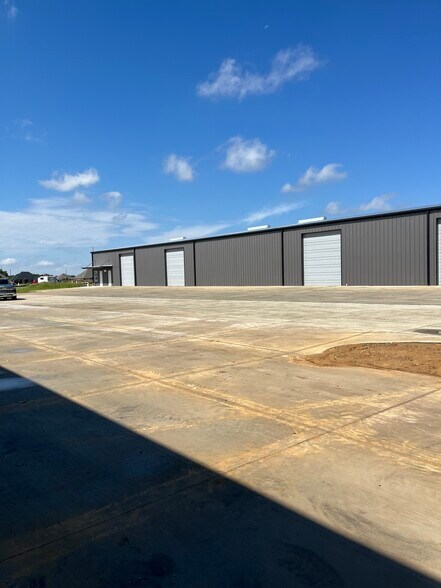 More Photos Of 1045 Sales Dr, Waxahachie General Retail For Lease