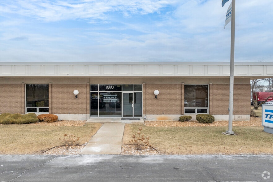 More Photos Of 5858 W 73rd St, Bedford Park Manufacturing For Sale