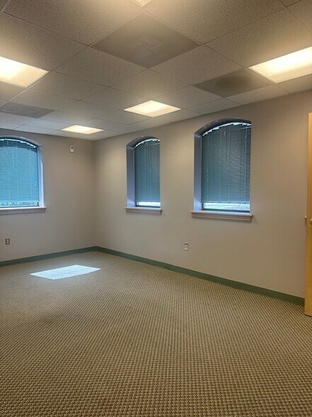 More Photos Of 501 S Stepney Rd, Aberdeen Bank For Sale