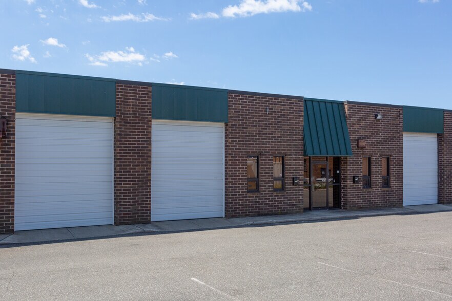 More Photos Of 36 Carlough Rd, Bohemia Warehouse For Lease