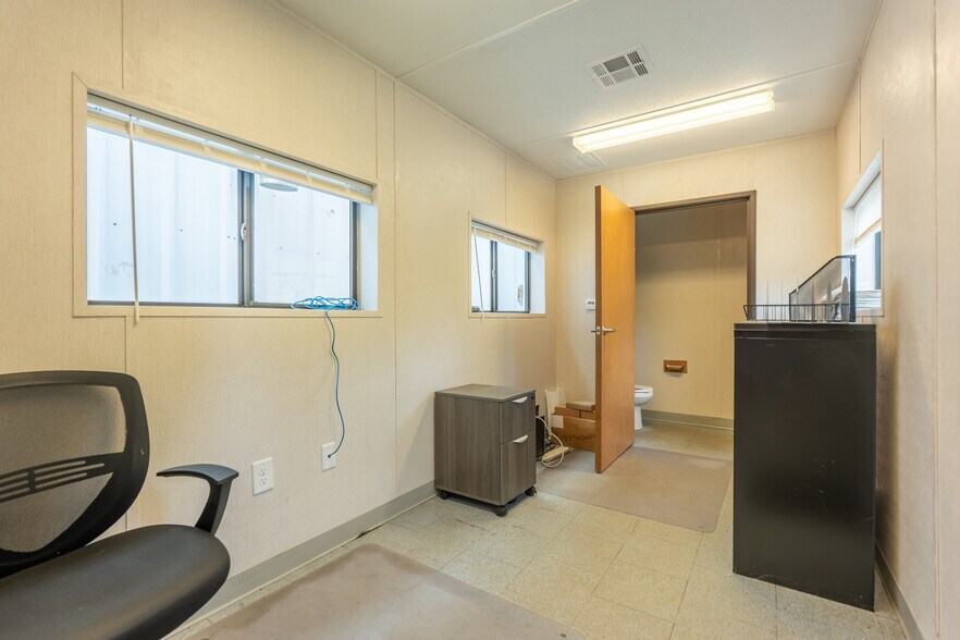 More Photos Of 130 Day St, Seymour Warehouse For Lease