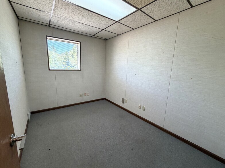 More Photos Of 305 N Mason St, Carrollton Office For Sale