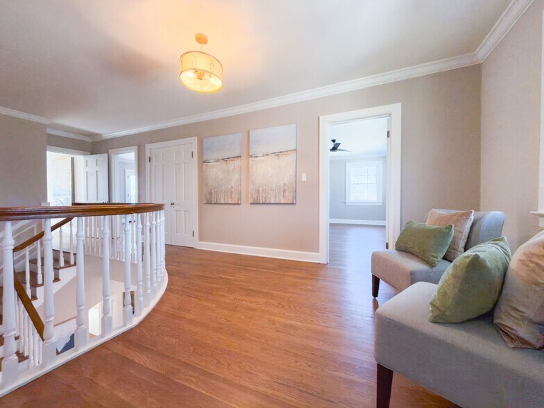 More Photos Of 621 E College St, Pulaski Hotel For Sale
