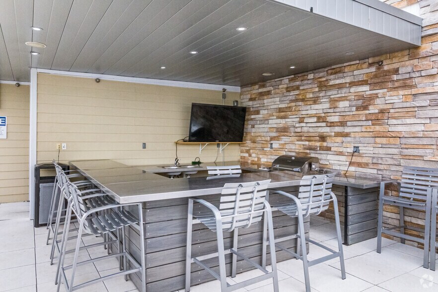 More Photos Of 901 New Hampshire St, Lawrence Apartments For Lease