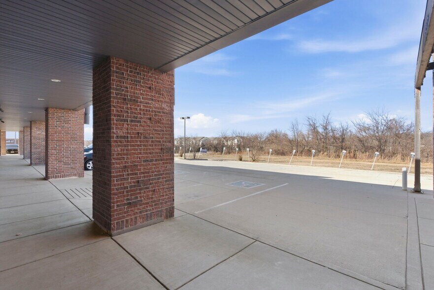 More Photos Of 5540-5550 N Farmer Branch Rd, Ozark General Retail For Sale