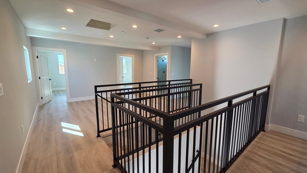 More Photos Of 19100 Victory Blvd, Tarzana Apartments For Lease