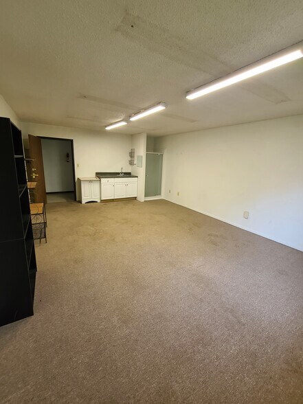 More Photos Of 620 Miller Ct, Lakewood Freestanding For Lease