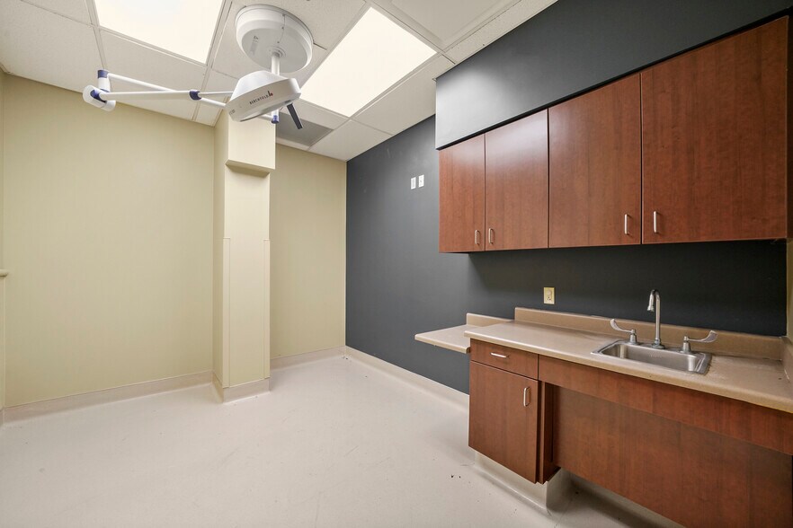 More Photos Of 27126 Northwest Fwy, Cypress Freestanding For Lease