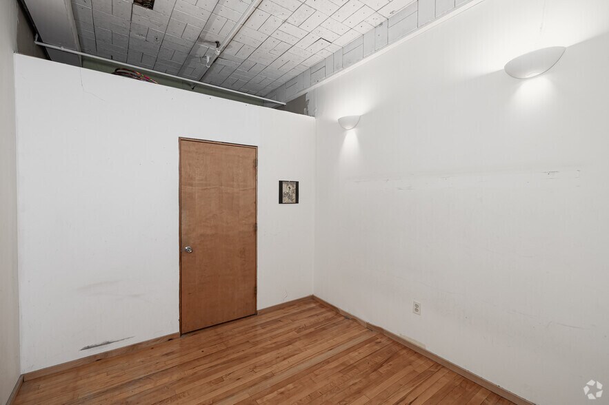 More Photos Of 221 Pine St, Florence Showroom For Lease