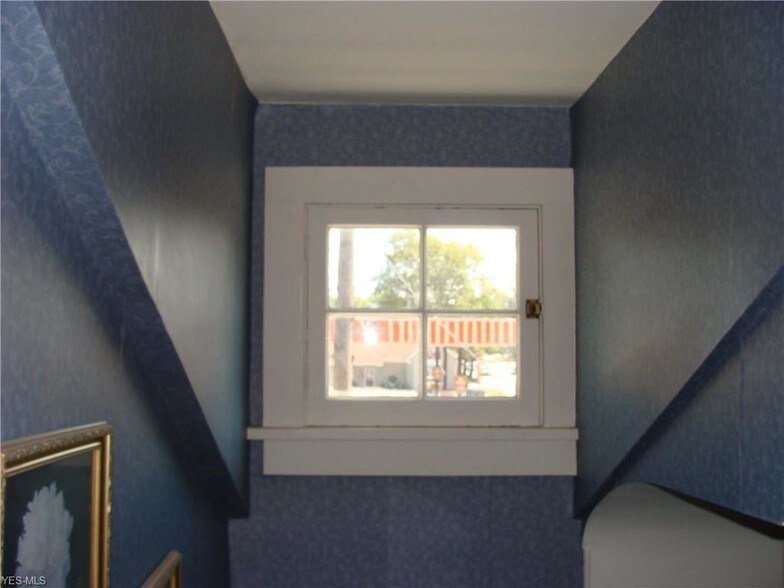 More Photos Of 890 E State St, Salem Flex For Sale