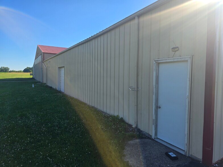 More Photos Of 4250 W 600 S, Pendleton Airplane Hangar For Sale