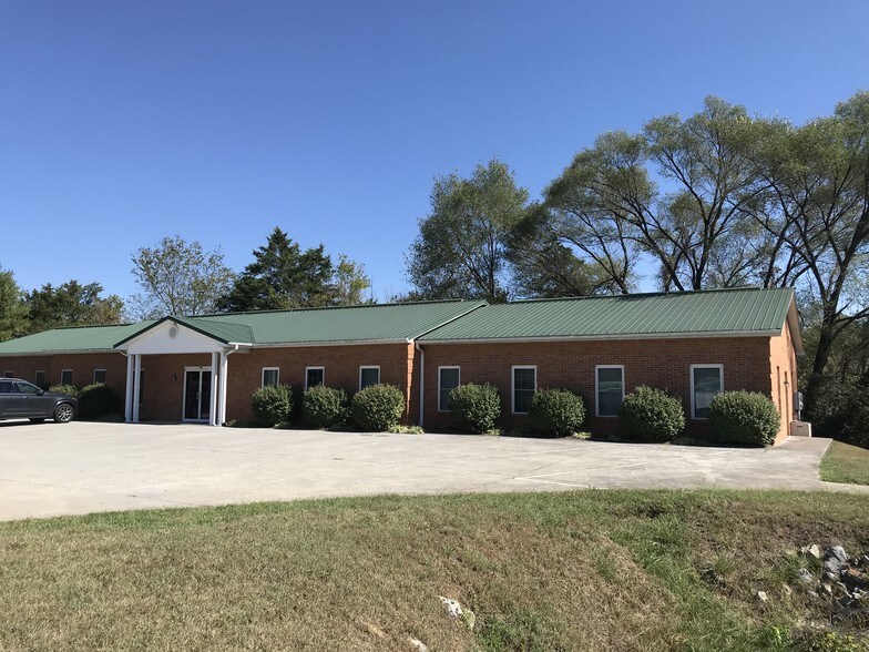More Photos Of 450 S Church St, Fincastle Medical For Lease