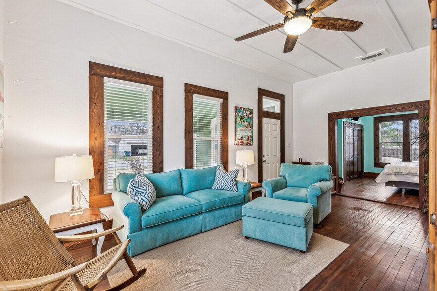 More Photos Of 512 N Travis St, Granbury Hospitality For Sale