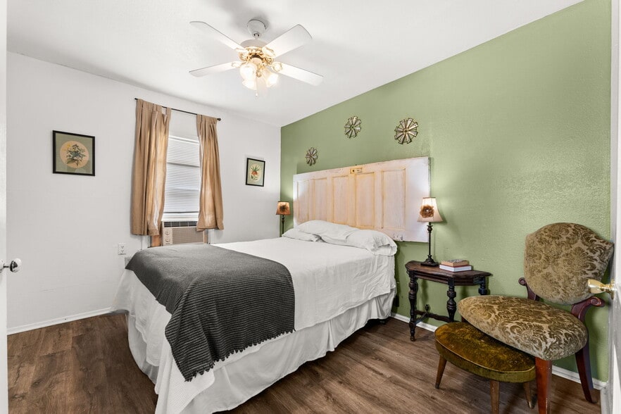 More Photos Of 702 W Wallace St, San Saba Hotel For Sale