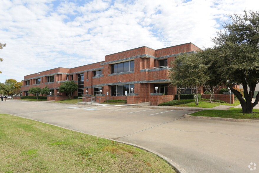 More Photos Of 1501 Luna Rd, Carrollton Research And Development For Lease
